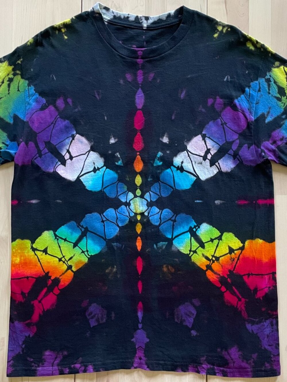 Gildan Unisex Dark Rainbow Stained Glass Reverse Dye T-Shirt size Large Tie Dye
